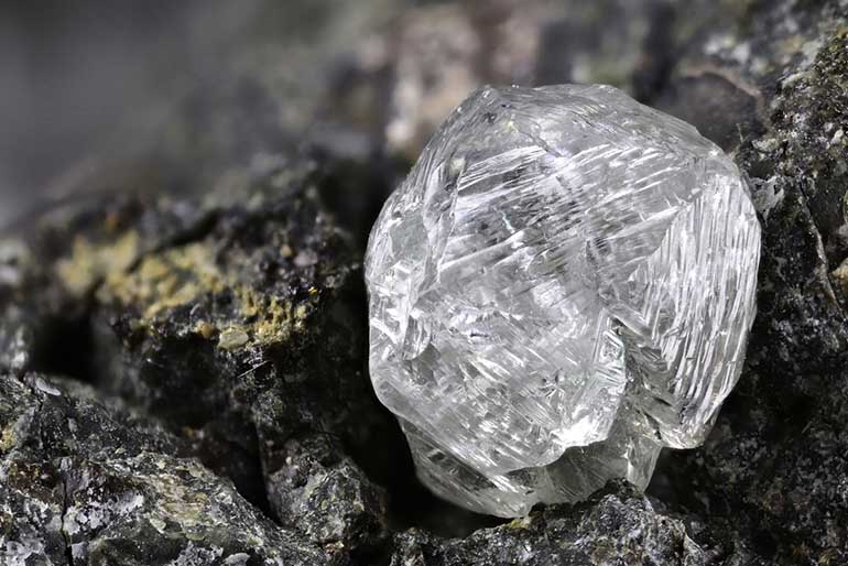 Diamant brute, un diamant brute blanc extrait d'une mine sur de la pierre