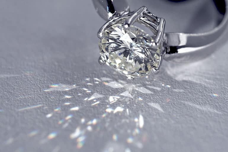 rayonnement diamant sur bague en or blanc Brillance du diamant grâce à une belle qualité. La lumière traverse le diamant de part en part