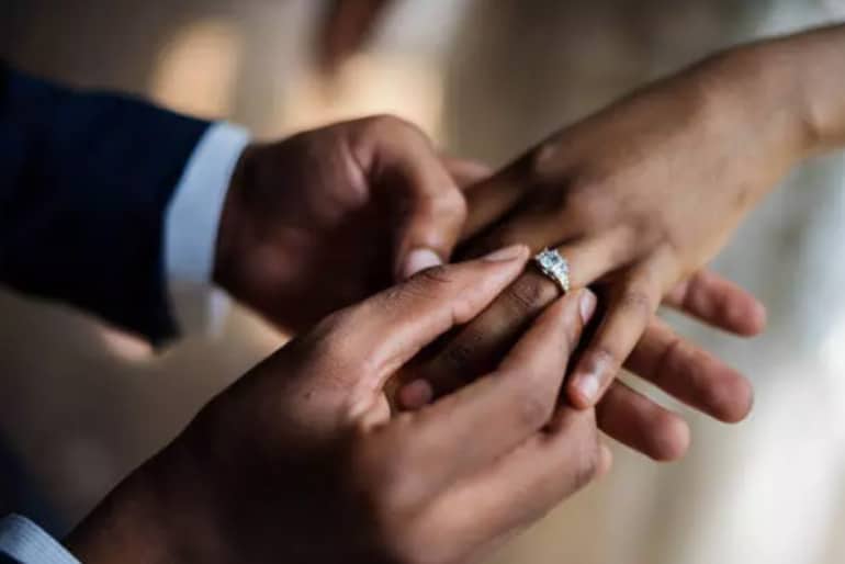 Passage de la bague au doigt à la femme lors de la demande en fiançailles