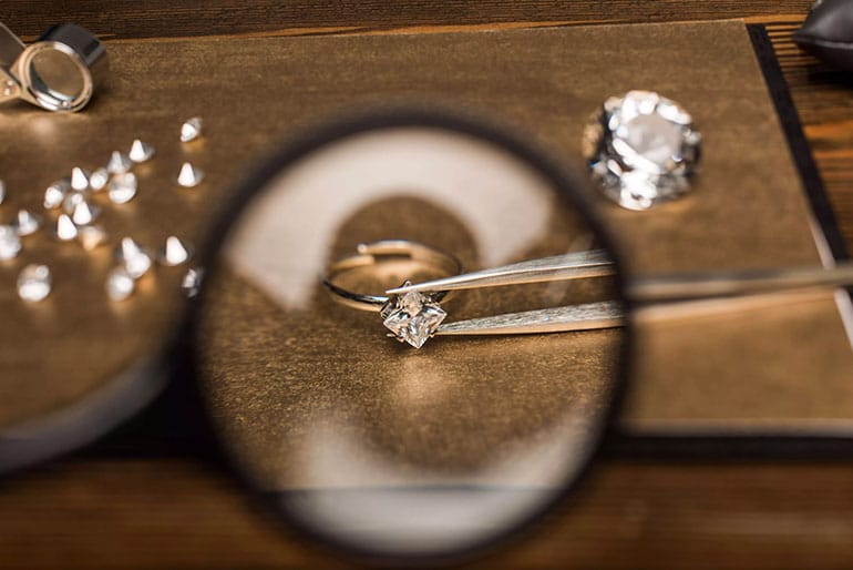 Solitaire pavé avec diamant poire et anneau serti de diamants ronds pour le pavage