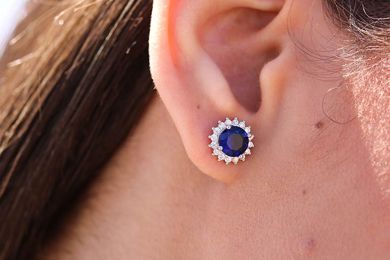 Boucles d'oreilles en saphir bleu avec un halo de diamants puces d'oreilles