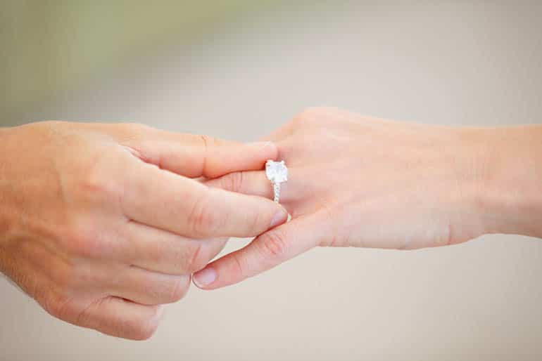 Comment immortaliser votre bague de fiançailles et vos fiançailles en photo