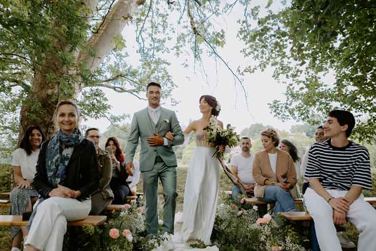 Couple lors de la cérémonie de mariage au Domaine de l’Ermitage