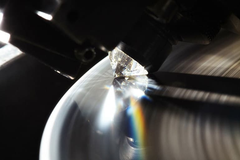 Comment reconnaitre un vrai diamant sur une bague ou un bijou ?