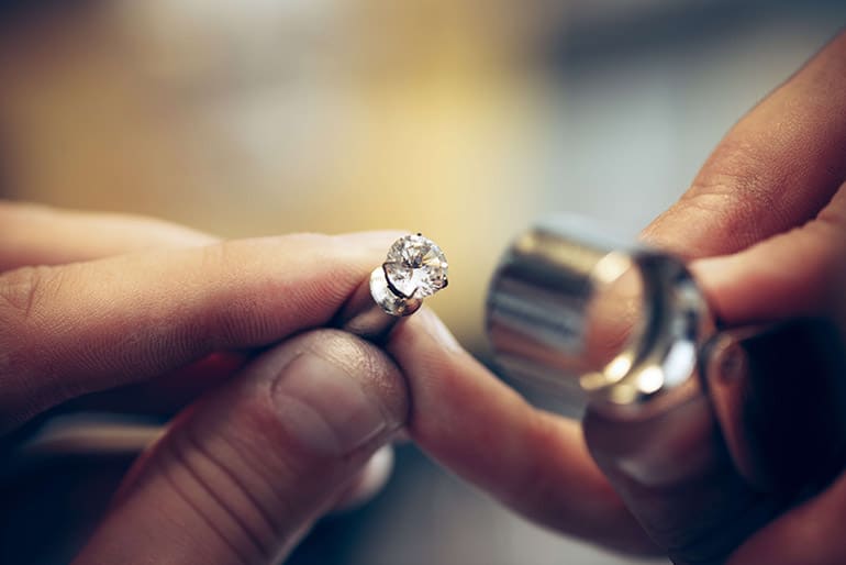 Diamant rond expertise par un gemmologue pour investissement ou achat d'un solitaire en diamant