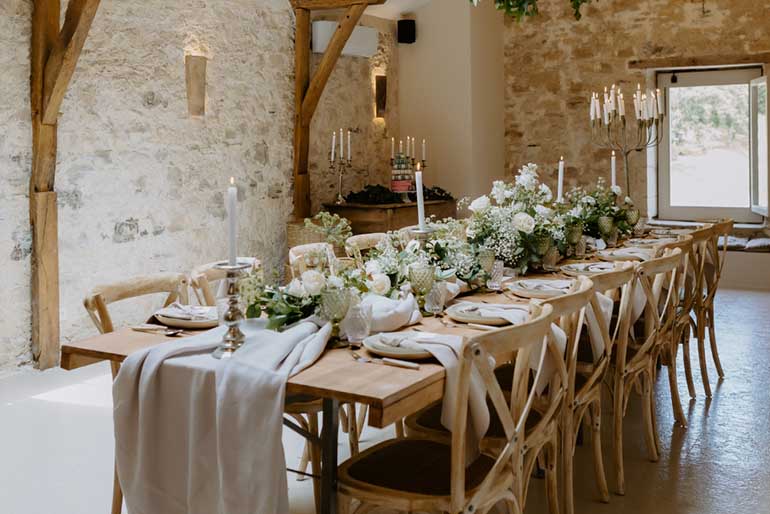 Tables de repas décorées avec des fleurs