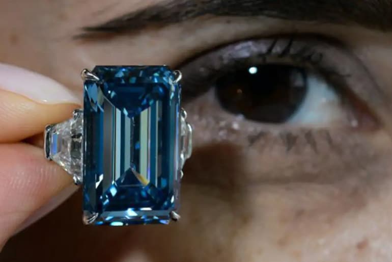 The Oppenheimer blue un diamant bleu vif sur une bague vendu à 57.54 millions de dollars