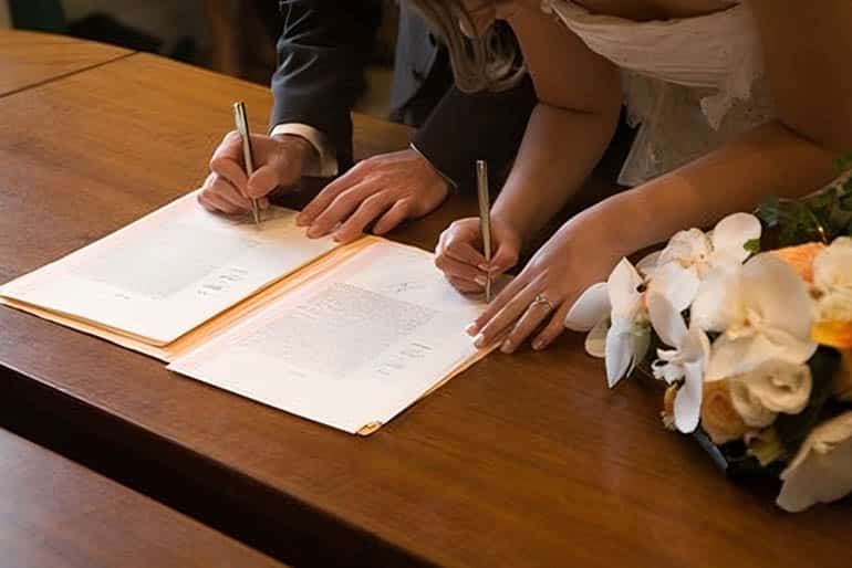 Couple signant un contrat de mariage pour s'unir