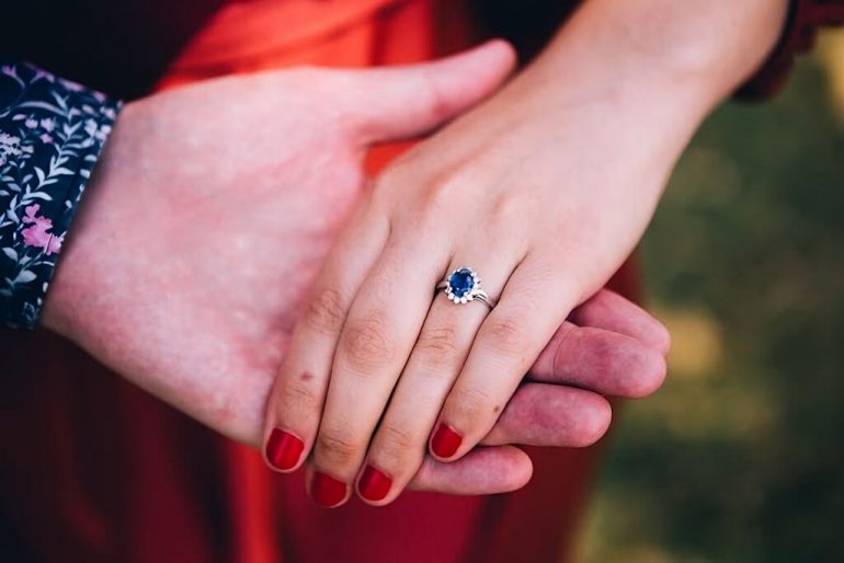 Bague de fiançailles avec saphir bleu serti et diamants