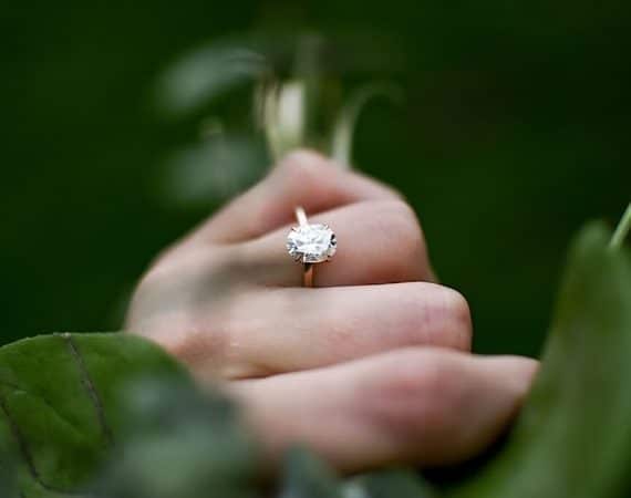 Gros plan sur une bague de mariage avec un diamant solitaire