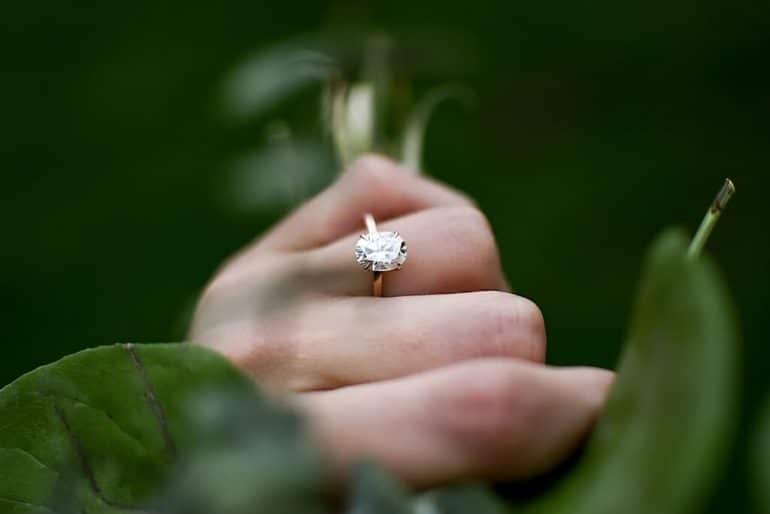 Gros plan sur une bague de mariage avec un diamant solitaire