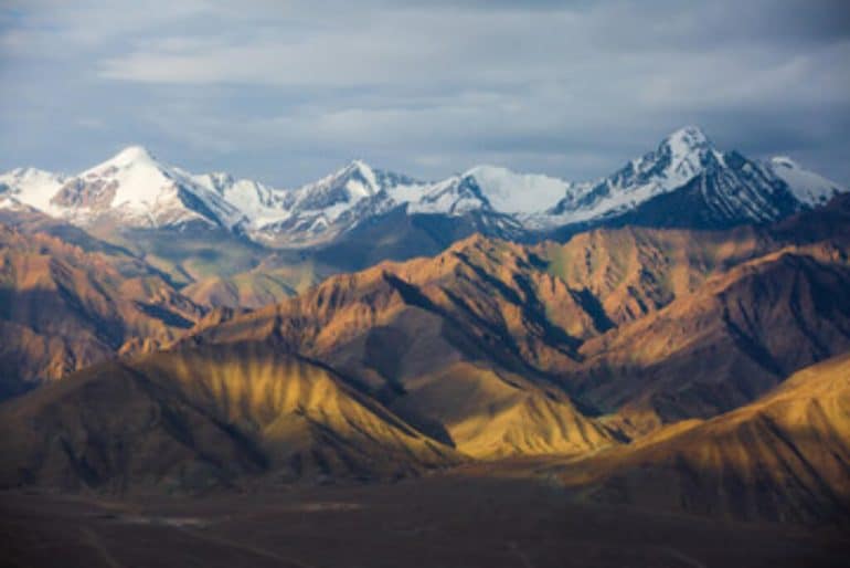 Paysage majestueux des montagnes de l'Himalaya.